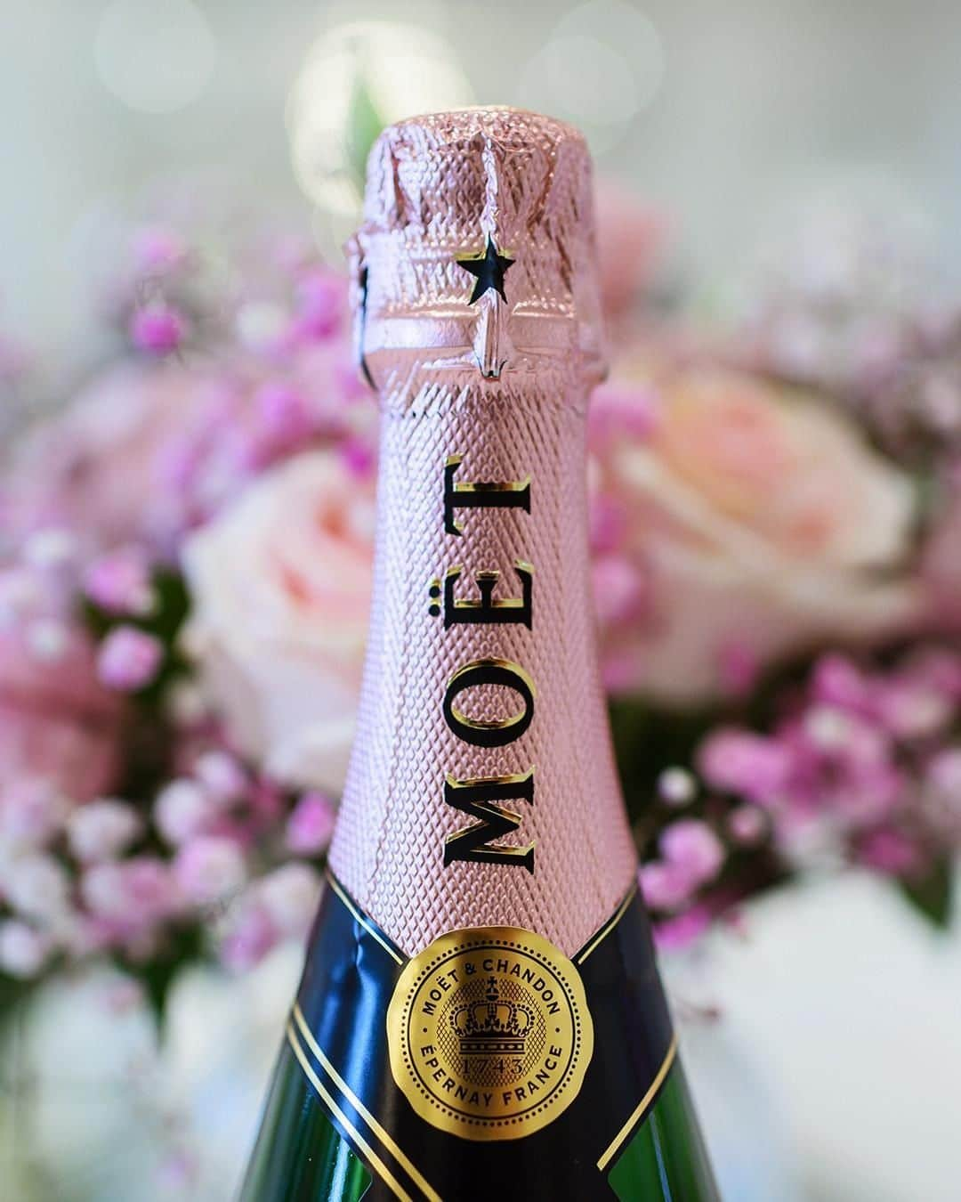 Moët & Chandon Officialさんのインスタグラム写真 - (Moët & Chandon OfficialInstagram)「Take a closer look, this sweet & fruity bouquet will elevate your celebrations. #MoetMoment #MoetRose #LimitedEdition . This material is not intended to be viewed by persons under the legal alcohol drinking age or in countries with restrictions on advertising on alcoholic beverages. ENJOY MOET RESPONSIBLY」3月14日 2時00分 - moetchandon