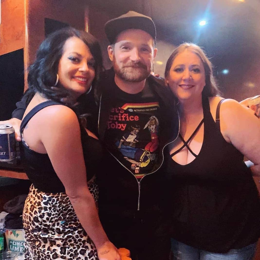 ヒンダーのインスタグラム：「Shout out to Lynn Robertson for being an AWESOME fan!! Thanks for all of your years of support!  #FanFeatureFriday」