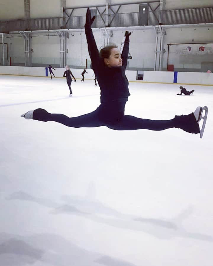 アレクサンドラ・プロクロワのインスタグラム：「Влетаем в выходные ♥️ @bacsa.olivia ⛸💪 #teamtriumph #figureskating #figureskatingcoach #прыжоквшпагат」