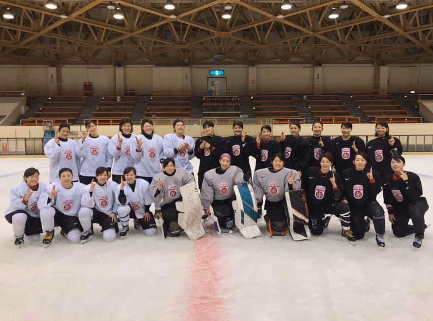 藤本那菜さんのインスタグラム写真 - (藤本那菜Instagram)「2019-2020season done🏒﻿ Women's worlds 2020 was cancelled due to coronavirus #COVID-19. I really understand the hard decision for stay our health and safety but I feel so sorry that it had to end of 2019-2020season this way. Many events have been cancelled so far due to coronavirus. ﻿ ﻿ I think that it's quite unfortunate for people who were preparing to spend the time in whole season for their goals. I know that we never have the same year like we've changed by seasons each year. member, conditions, feelings etc..﻿ ﻿ However, please remember your health comes first! I'm thankful to spend simple days now.﻿ ﻿ Thank you for continued huge support this season❤️ I really hope you and your family are healthy and safety🍀﻿ ﻿ Best,﻿ Nana Fujimoto﻿ ﻿ ﻿ 2019-2020シーズンが終了しました。﻿ 3月31日より開催予定だったカナダでの世界選手権が新型コロナウィルス#COVID-19 の影響で中止となり、今シーズン最大の目標でもあった大会に参加する事なくシーズンが終わりました。﻿ 中止の決定が為されるまでに日々状況が変化し、大会本部としても苦渋の決断であったと思います。この様な形で今シーズンが終了してしまいとても残念に感じていますが、選手やスタッフ、ファンの方々、大会関係者、皆様の健康と安全を考えた際には妥当な決定だったと思います。これまでにコロナウィルスにより、世界中で様々なイベントが中止されています。﻿ ﻿ ﻿シーズンを通して目標達成のために準備してきた方々にとっても、非常に残念な事だと想像に難くありません。メンバーやコンディション、懸ける想いなど、同じ年は決してないことを知っています。目標を目前に、挑戦する事が出来なかった悔しさや無念さ、モチベーションの置き方など、気持ちの切替えはすぐには難しいかもしれません。﻿ ﻿ ただ、"健康・安全で過ごせる事"これが第一に来ることを忘れないでください！当たり前の日々が当たり前に来ることに感謝し、一早い終息を願っています。 ﻿ 今シーズンも多大な応援・サポートありがとうございました❤️﻿皆様の健康と安全を祈念しております。﻿ ﻿ 藤本 那菜﻿ ﻿ #staysafe #washyourhand﻿ #becarefulwhenwashyourcatcher﻿ #proudtobeinteamjapanmember﻿ #denso #densohokkaido﻿ #warrior #warriorgoalie﻿」3月14日 2時48分 - nanafujimoto33