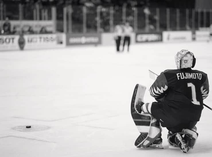 藤本那菜さんのインスタグラム写真 - (藤本那菜Instagram)「2019-2020season done🏒﻿ Women's worlds 2020 was cancelled due to coronavirus #COVID-19. I really understand the hard decision for stay our health and safety but I feel so sorry that it had to end of 2019-2020season this way. Many events have been cancelled so far due to coronavirus. ﻿ ﻿ I think that it's quite unfortunate for people who were preparing to spend the time in whole season for their goals. I know that we never have the same year like we've changed by seasons each year. member, conditions, feelings etc..﻿ ﻿ However, please remember your health comes first! I'm thankful to spend simple days now.﻿ ﻿ Thank you for continued huge support this season❤️ I really hope you and your family are healthy and safety🍀﻿ ﻿ Best,﻿ Nana Fujimoto﻿ ﻿ ﻿ 2019-2020シーズンが終了しました。﻿ 3月31日より開催予定だったカナダでの世界選手権が新型コロナウィルス#COVID-19 の影響で中止となり、今シーズン最大の目標でもあった大会に参加する事なくシーズンが終わりました。﻿ 中止の決定が為されるまでに日々状況が変化し、大会本部としても苦渋の決断であったと思います。この様な形で今シーズンが終了してしまいとても残念に感じていますが、選手やスタッフ、ファンの方々、大会関係者、皆様の健康と安全を考えた際には妥当な決定だったと思います。これまでにコロナウィルスにより、世界中で様々なイベントが中止されています。﻿ ﻿ ﻿シーズンを通して目標達成のために準備してきた方々にとっても、非常に残念な事だと想像に難くありません。メンバーやコンディション、懸ける想いなど、同じ年は決してないことを知っています。目標を目前に、挑戦する事が出来なかった悔しさや無念さ、モチベーションの置き方など、気持ちの切替えはすぐには難しいかもしれません。﻿ ﻿ ただ、"健康・安全で過ごせる事"これが第一に来ることを忘れないでください！当たり前の日々が当たり前に来ることに感謝し、一早い終息を願っています。 ﻿ 今シーズンも多大な応援・サポートありがとうございました❤️﻿皆様の健康と安全を祈念しております。﻿ ﻿ 藤本 那菜﻿ ﻿ #staysafe #washyourhand﻿ #becarefulwhenwashyourcatcher﻿ #proudtobeinteamjapanmember﻿ #denso #densohokkaido﻿ #warrior #warriorgoalie﻿」3月14日 2時48分 - nanafujimoto33