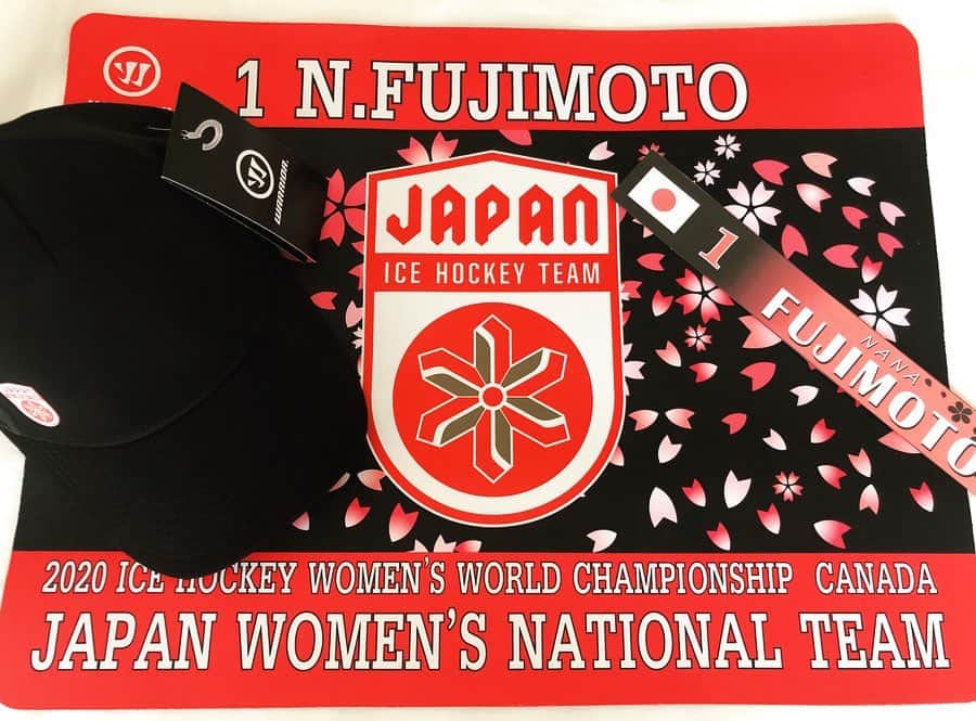 のインスタグラム：「2019-2020season done🏒﻿ Women's worlds 2020 was cancelled due to coronavirus #COVID-19. I really understand the hard decision for stay our health and safety but I feel so sorry that it had to end of 2019-2020season this way. Many events have been cancelled so far due to coronavirus. ﻿ ﻿ I think that it's quite unfortunate for people who were preparing to spend the time in whole season for their goals. I know that we never have the same year like we've changed by seasons each year. member, conditions, feelings etc..﻿ ﻿ However, please remember your health comes first! I'm thankful to spend simple days now.﻿ ﻿ Thank you for continued huge support this season❤️ I really hope you and your family are healthy and safety🍀﻿ ﻿ Best,﻿ Nana Fujimoto﻿ ﻿ ﻿ 2019-2020シーズンが終了しました。﻿ 3月31日より開催予定だったカナダでの世界選手権が新型コロナウィルス#COVID-19 の影響で中止となり、今シーズン最大の目標でもあった大会に参加する事なくシーズンが終わりました。﻿ 中止の決定が為されるまでに日々状況が変化し、大会本部としても苦渋の決断であったと思います。この様な形で今シーズンが終了してしまいとても残念に感じていますが、選手やスタッフ、ファンの方々、大会関係者、皆様の健康と安全を考えた際には妥当な決定だったと思います。これまでにコロナウィルスにより、世界中で様々なイベントが中止されています。﻿ ﻿ ﻿シーズンを通して目標達成のために準備してきた方々にとっても、非常に残念な事だと想像に難くありません。メンバーやコンディション、懸ける想いなど、同じ年は決してないことを知っています。目標を目前に、挑戦する事が出来なかった悔しさや無念さ、モチベーションの置き方など、気持ちの切替えはすぐには難しいかもしれません。﻿ ﻿ ただ、"健康・安全で過ごせる事"これが第一に来ることを忘れないでください！当たり前の日々が当たり前に来ることに感謝し、一早い終息を願っています。 ﻿ 今シーズンも多大な応援・サポートありがとうございました❤️﻿皆様の健康と安全を祈念しております。﻿ ﻿ 藤本 那菜﻿ ﻿ #staysafe #washyourhand﻿ #becarefulwhenwashyourcatcher﻿ #proudtobeinteamjapanmember﻿ #denso #densohokkaido﻿ #warrior #warriorgoalie﻿」