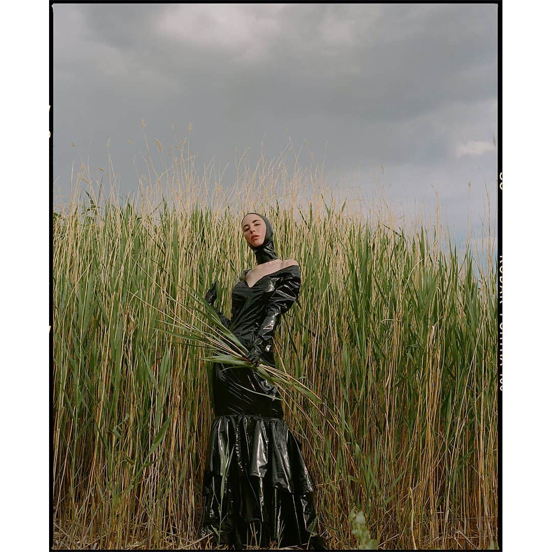 Faith Picozziのインスタグラム：「Dark Cloud 1️⃣ 📸 @filip.milenkovic 👗 @faithpicozzicreative 🎨 @filipandfaith 💥 #latex #redhead #model #fashion #style #editorial #film #120film #mediumformat」