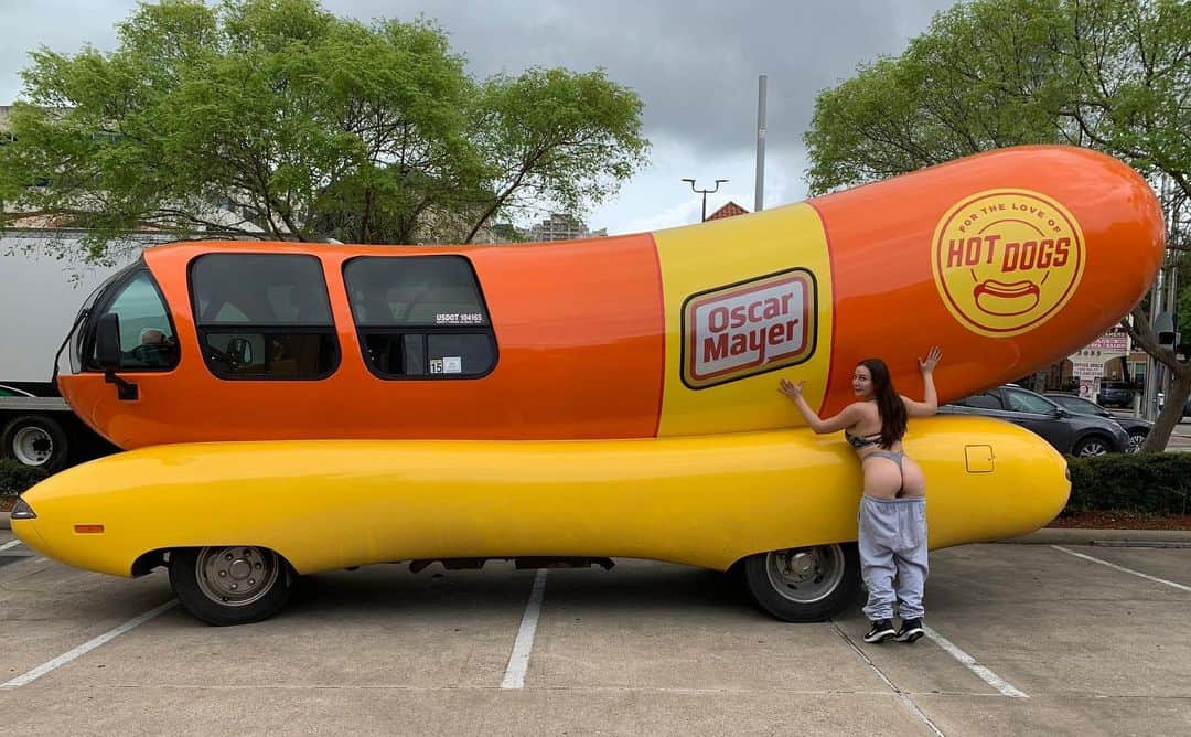 ブレア・ウィリアムズさんのインスタグラム写真 - (ブレア・ウィリアムズInstagram)「I found a GIANT🌭 I asked my driver to be my photographer.」3月14日 3時40分 - blairwilliams