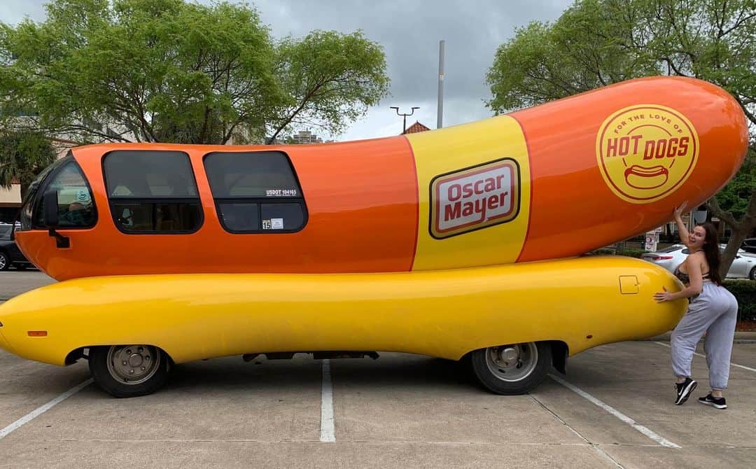 ブレア・ウィリアムズさんのインスタグラム写真 - (ブレア・ウィリアムズInstagram)「I found a GIANT🌭 I asked my driver to be my photographer.」3月14日 3時40分 - blairwilliams