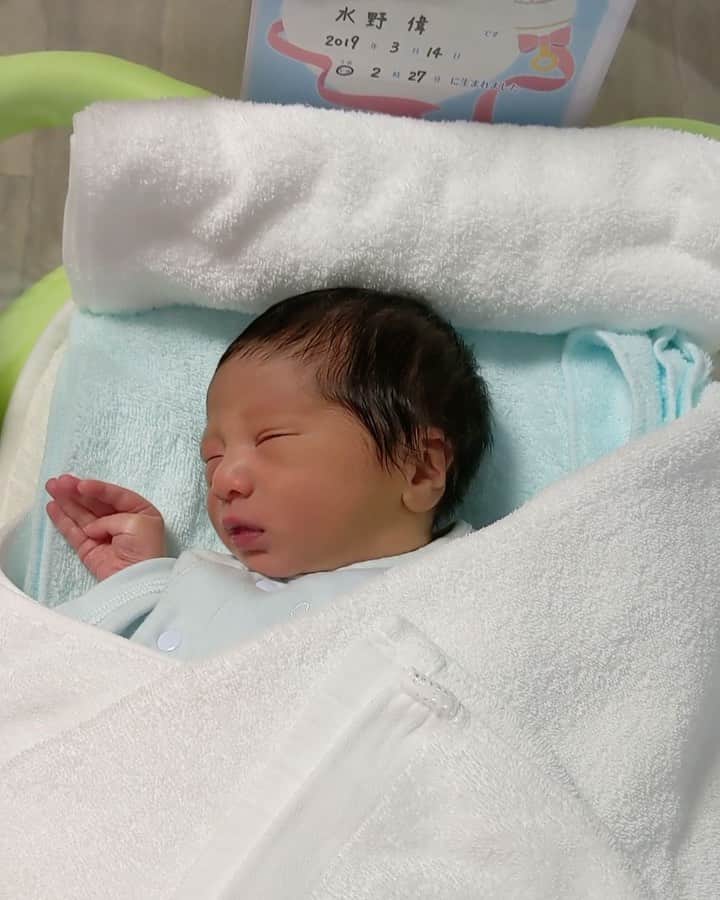 ソンイのインスタグラム：「3月14日 14:27🎂 1歳のお誕生日おめでとう🥹 ３人で思いっきりギューをして迎えました🌸 産まれてきてくれてありがとう。 私たちを君のパパとママにならせてくれてありがとう。 だいすき あいしているよ❤️ この1年間の愛おしくて幸せで宝物な日常を🎞  🎼115万キロのフィルム / Official髭男dism  #1歳の誕生日 #初めての誕生日 #宝物 #誕生日ムービー」