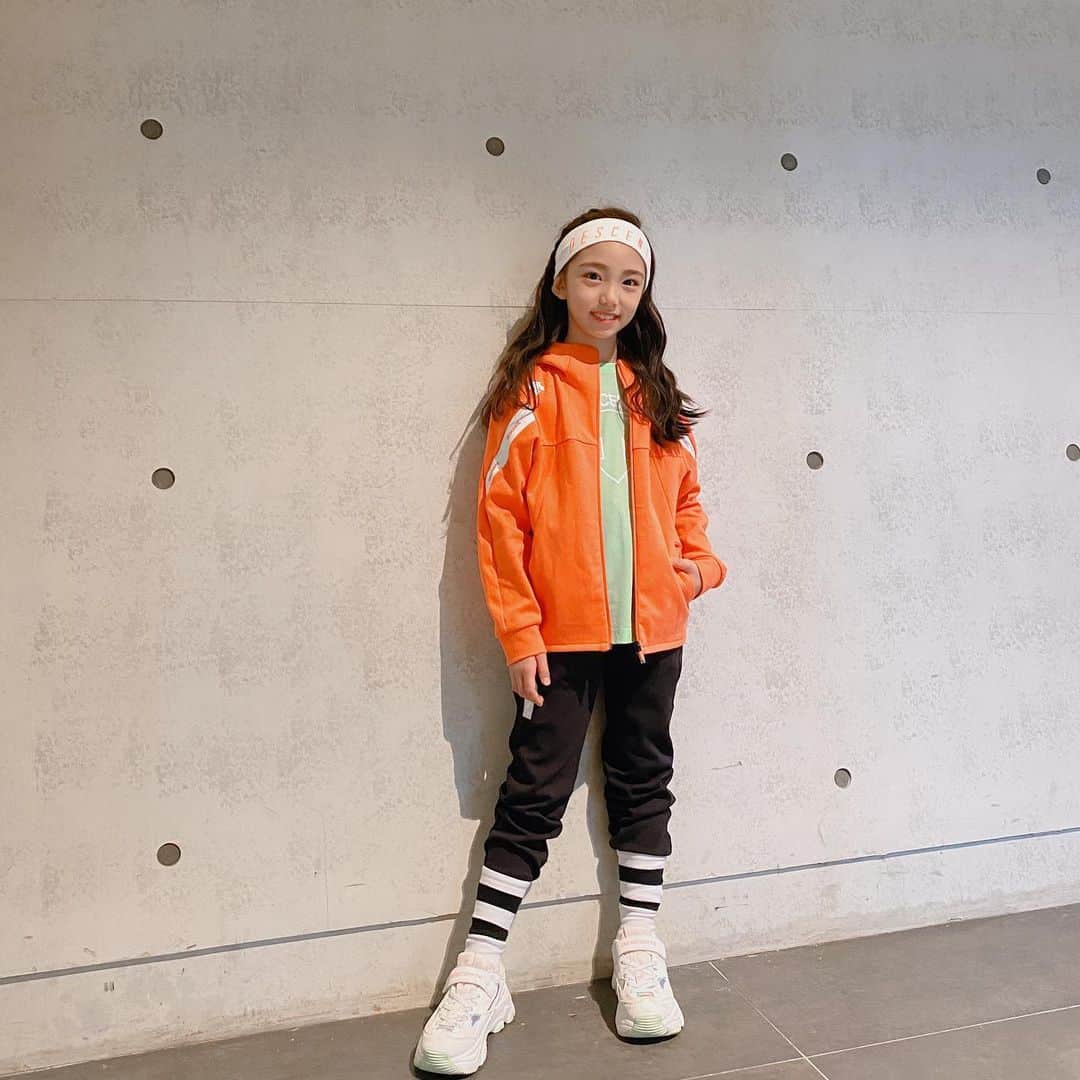 ウンチェさんのインスタグラム写真 - (ウンチェInstagram)「. 예쁜 신학기룩은 다 준비 해뒀는데 , 개학이 또 미뤄질까요..? 😔 - - - - @descente_young_athlete  #머리부터발끝까지 #데상트영애슬릿  #초딩스타그램 #키즈패션 #신학기룩 #키즈모델 #아역배우 #이은채」3月14日 13時13分 - __leehye