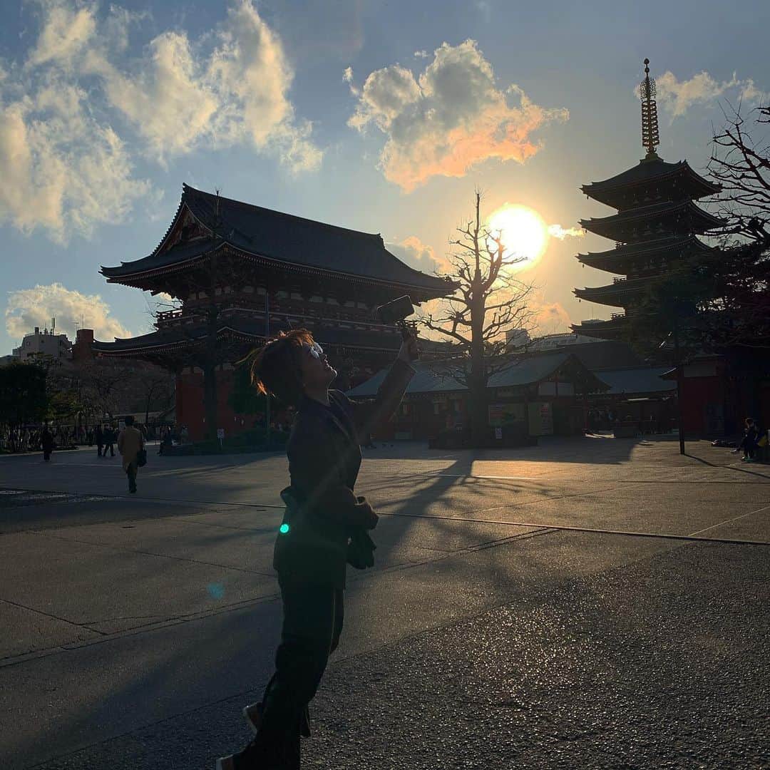 山田菜々美のインスタグラム：「. YouTube 食べ歩きしました☁️ . やまりんチャンネル見てな🔍 . #YouTube #やまりんチャンネル  #浅草 #食べ歩き #飛び方 #ごっついダサい」