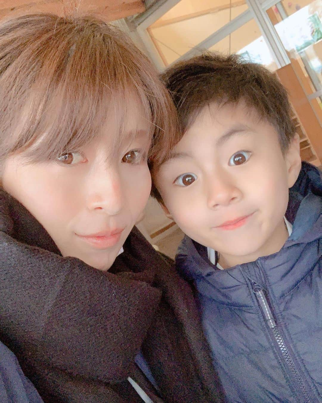 井上ゆりなさんのインスタグラム写真 - (井上ゆりなInstagram)「息子さん無事、卒園式むかえました。 コロナの影響で片親参加、短縮、雨、なかなかの卒園式です。 入学式はパパも娘も参加できますように。コロナよ早よ落ち着け😭‼️ #卒園式 #3年間がんばった #息子もママも。。 #コロナに負けるな #鼻の上にマスクあと #やんなっちゃう #次は入学式 #1年生」3月14日 13時24分 - i.yurina12