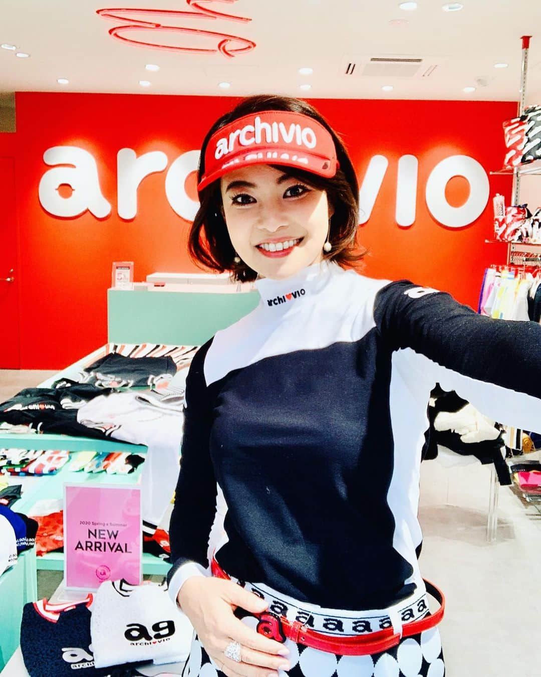 吉田玲奈さんのインスタグラム写真 - (吉田玲奈Instagram)「昨日はarchivio広尾店へお邪魔して来ました❥❥❥ 来週パシフィコ横浜で開催予定だった"ゴルフフェア"で着させて頂く衣装の一つがarchivio❥さんだったのです❣️ブースイメージに合うスタイリッシュなモノトーンコーデで❥❥❥😍 コロナウイルスのせいで本当に残念…。イベントもゴルフの開幕戦もマスターズも…もう世界的にコロナの影響で大変💧経済破綻も心配。そんな心が沈む中、可愛くて素敵なウエアを着させてもらい楽しい時間でした♫ありがとうございました✨また遊びに行かせてもらいますね❣😘 archivio❥ #⛳ #archivio #ゴルフ楽しい #ゴルフに夢中  #golfstagram  #golfwear  #golfgirl  #ゴルフ大人女子  #ゴルフ女子 #ごるふ女子  #ゴルフ好き #ゴルフ大好き #ゴルフウエア #ゴルフウェア #ゴルフウェアコーデ  #ゴルフコーデ  #アルチビオ  #アルチビオコーデ  #オシャレコーデ  #スタイリッシュ #可愛いウエア #ブラックコーデ  #モノトーンコーデ #オトナゴルフ #ゴルフおばさん  #楽しいのが一番 #すましてるけど  #関西人 です #reinagolf」3月14日 13時27分 - reina.yoshida.ciel.1218