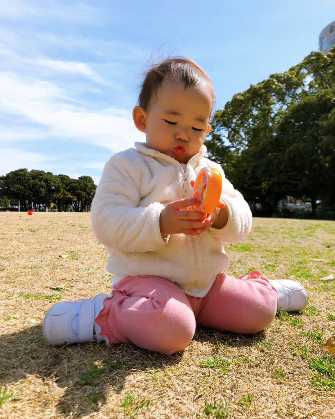 花蝶しほさんのインスタグラム写真 - (花蝶しほInstagram)「#Happy #White #Day #昨日は #まこちゃんと #デート #でした #Valentineの #お返し #貰っちゃった #有難う #上手に #メッセージまで #書いてあったよ #嬉しいね #昨日は #お天気も良く #最高の #ピクニック日和 #でした #お揃いの #靴 #履いて #とっても #楽しそうでした #私も #楽しかったー」3月14日 13時35分 - s1h0i1h2o