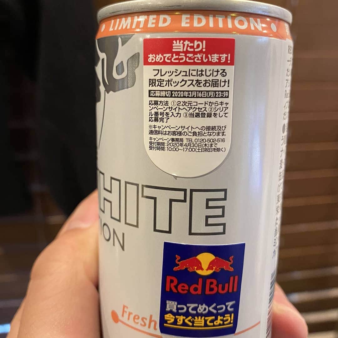 梅原大吾のインスタグラム：「当たった。Winning can. #RedBull #レッドブル」