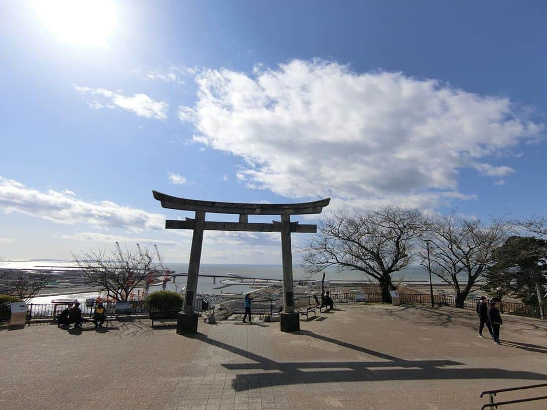 安藤美姫さんのインスタグラム写真 - (安藤美姫Instagram)「2020.March.11 When I went to visit in Ishinomaki where are earthquake and tsunami happened... This is one of the place that people escaped from the city call “Hiyoriyama”. 2020/3/11 今年も石巻の空の下この日を日和山から１日が始まりました。 青空と海の青とが一緒になって穏やかな朝でした😌  #東日本大震災  #311 #日和山 #石巻 #hiyoriyama  #ishinomaki」3月14日 13時39分 - miki_m_ando0403