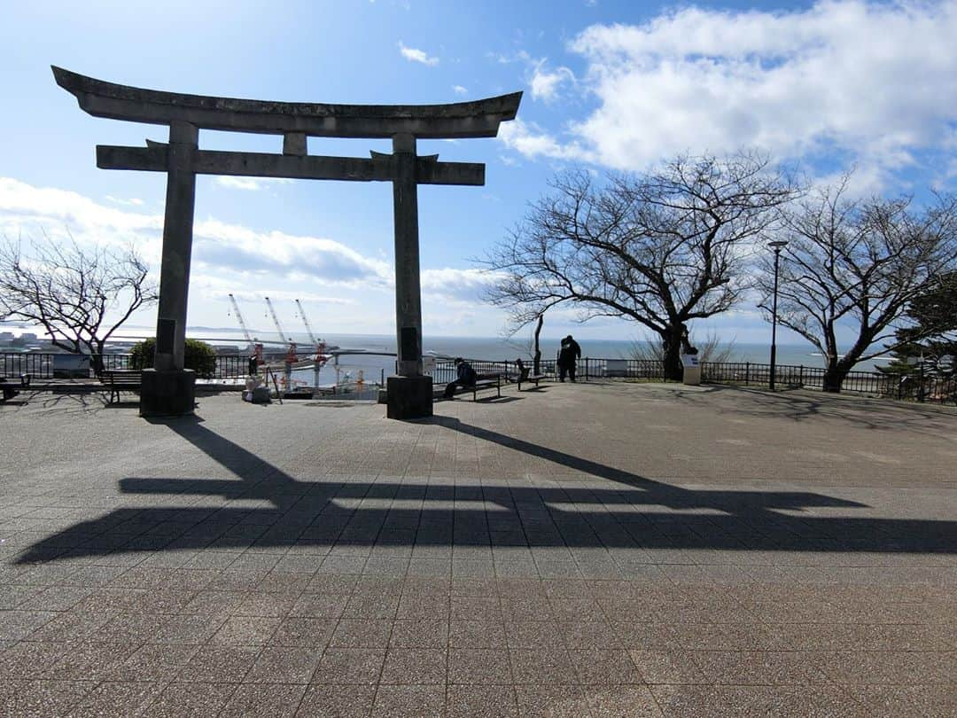 安藤美姫さんのインスタグラム写真 - (安藤美姫Instagram)「2020.March.11 When I went to visit in Ishinomaki where are earthquake and tsunami happened... This is one of the place that people escaped from the city call “Hiyoriyama”. 2020/3/11 今年も石巻の空の下この日を日和山から１日が始まりました。 青空と海の青とが一緒になって穏やかな朝でした😌  #東日本大震災  #311 #日和山 #石巻 #hiyoriyama  #ishinomaki」3月14日 13時39分 - miki_m_ando0403