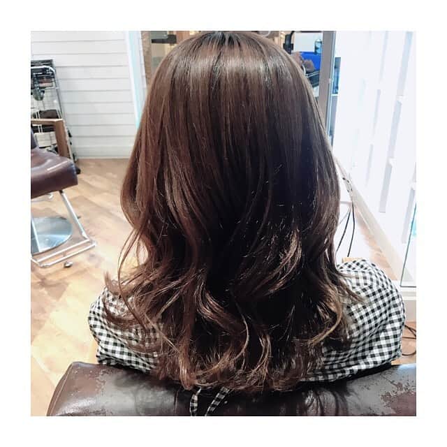 川口智美のインスタグラム：「昨日の収録は #外ハネ スタイルでした👩‍⚖️🤍🖤 #ヘアアレンジ #ヘアセット #外ハネヘア #hairarrange #hairset #hairsalon」