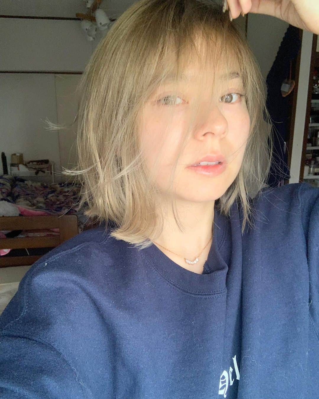 のインスタグラム：「. . 気づいてDMしてくれた人ありがとう💗 そう！東京に居る間に また髪の毛切ってボブになったんよ〜💇‍♀️ 初めてのハイトーンボブ🥰 これ染めた次の日の朝寝起き写真！ iPhoneのノーマルカメラで加工なし！ めちゃくちゃ良い色すぎじゃない？😭💗 きぬさんいつもありがとうございます🙇‍♀️ . . #ハイトーン#ハイトーンボブ#プチイメチェン#次はショートにしたい#どんどん短くなってく#もうロングにはなれない#てかムービー見てたら私口ペロペロしすぎやね#昔からの癖#ゲームしてる時が1番ペロペロしてるらしい#集中してる時とかね #unami#unami吉祥寺 #吉祥寺」
