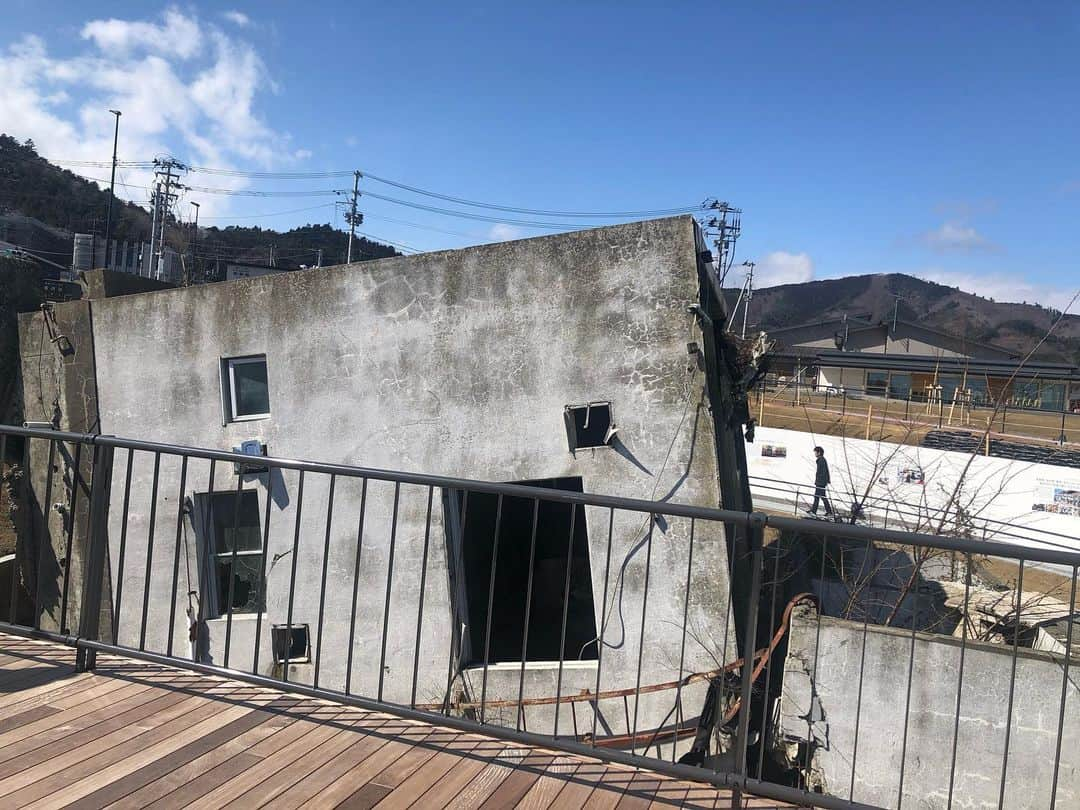 安藤美姫さんのインスタグラム写真 - (安藤美姫Instagram)「This is in Onagawa. They keep police box as a memory to be not forget.  今年は女川にも足を運ぶことができました。 【旧女川交番跡】 忘れないためにも残された女川の思いがつまった場所。  #東日本大震災  #311 #女川 #旧女川交番  #onagawa」3月14日 13時52分 - miki_m_ando0403