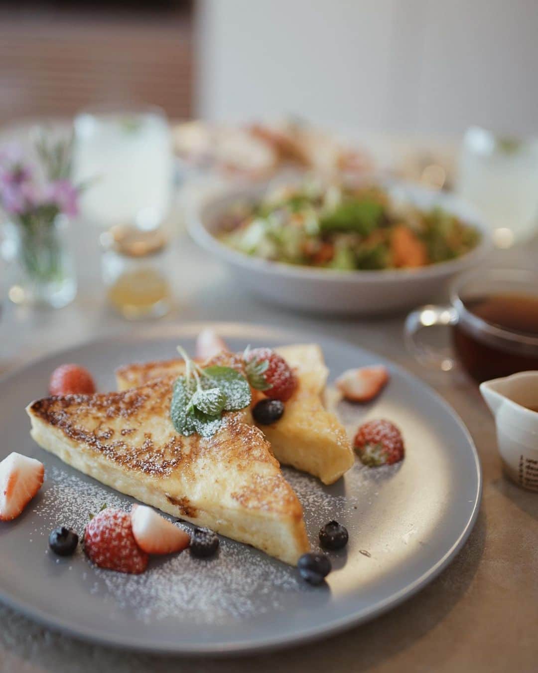 喜田彩子さんのインスタグラム写真 - (喜田彩子Instagram)「﻿ ﻿ お家にいる時間が長いので、フレンチトーストを作って、おうちカフェしてみたよ🥞🥗﻿ ﻿ サラダとドリンクは紹介してもらった“ファインダイン”を利用して、クリスプ・サラダワークスをプラス！！﻿ 鮮やかなサラダで更にカフェっぽく♡﻿ ﻿ ﻿ 美味しいサラダってモリモリ食べられるんですよね。﻿ 予約も出来るし、出来上がったお料理は、最短30分でお届けてくれます♡♡﻿ ﻿ ﻿ 気になるお店がいっぱいあったからまた利用しよーっと♩﻿ ﻿ ﻿ 私のアカウント名【ayakokida】で1,500円OFFのクーポンが発行されるので、じゃんじゃん使って、ご自宅やオフィスで、温かくて美味しいレストランの味を楽しんでみて🧸💕﻿ ﻿ ﻿ ﻿ https://www.finedine.jp/﻿ @finedine_delivery﻿ #ファインダイン #デリバリー #ホームパーティー #パーティー #パーティーメニュー #party #homeparty #ホムパ #テーブルコーディネート #おいしい #フードデリバリー #PR #ファインダイン #おうちカフェ #カフェ #フレンチトースト #クリスプサラダワークス #代官山店 #サラダ #🥗﻿」3月14日 13時52分 - ayacokida