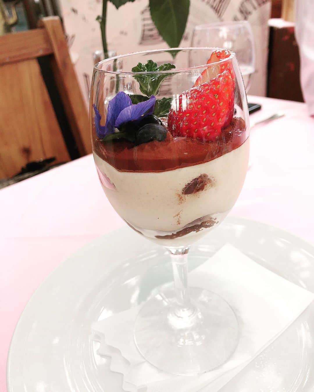 のインスタグラム：「ティラミス🥰❤️❤️ ワイングラス🍷に入っている なんてシャレオツすぎる。  Is this a new style to display as a tiramisu ? wow, there into the wineglass🍷  #ティラミス #イタリア #ワイングラス #美味しい #デザート #また行きたい  #tiramisu #sweet #italy  #wannagoagain」