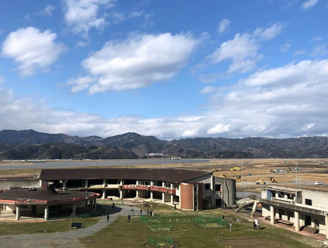 安藤美姫さんのインスタグラム写真 - (安藤美姫Instagram)「“Okawa primary school”  14:46 黙祷はいつもこの大川小学校で手を合わさせて頂いています。 震災から9年…私自身もやっと写真におさめることができました。 今年は青空が暖かく穏やかでした。  #東日本大震災  #311 #大川小学校 #石巻 #okawaprimaryschool #ishinomaki」3月14日 14時00分 - miki_m_ando0403