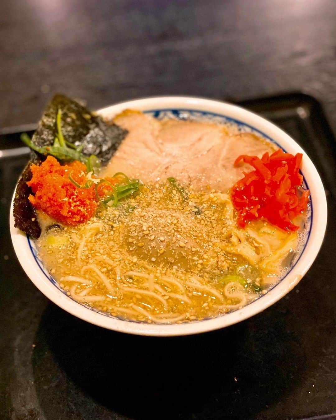 秋山具義さんのインスタグラム写真 - (秋山具義Instagram)「ランチラで、タモさんは東京ではここのラーメンしか食べないという西麻布『赤のれん』の小らぁめんに味つけ玉子と明太子トッピング。﻿ 胡麻たっぷりで。﻿ いつも深夜だけど、昼間に食べても美味しい！笑﻿ ここの水餃子、最強！﻿ ﻿ #赤のれん #西麻布ラーメン #タモさんが通う店は間違いない #具義ラーメン2020 #具義餃子2020 #外食しよう」3月14日 14時05分 - gugitter