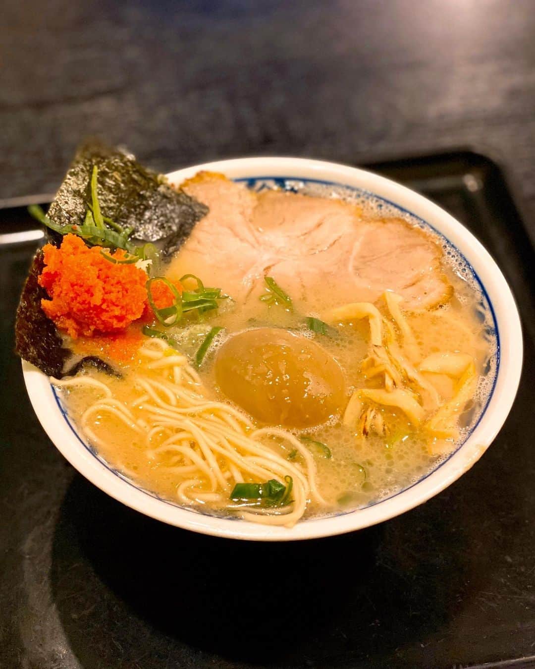 秋山具義さんのインスタグラム写真 - (秋山具義Instagram)「ランチラで、タモさんは東京ではここのラーメンしか食べないという西麻布『赤のれん』の小らぁめんに味つけ玉子と明太子トッピング。﻿ 胡麻たっぷりで。﻿ いつも深夜だけど、昼間に食べても美味しい！笑﻿ ここの水餃子、最強！﻿ ﻿ #赤のれん #西麻布ラーメン #タモさんが通う店は間違いない #具義ラーメン2020 #具義餃子2020 #外食しよう」3月14日 14時05分 - gugitter