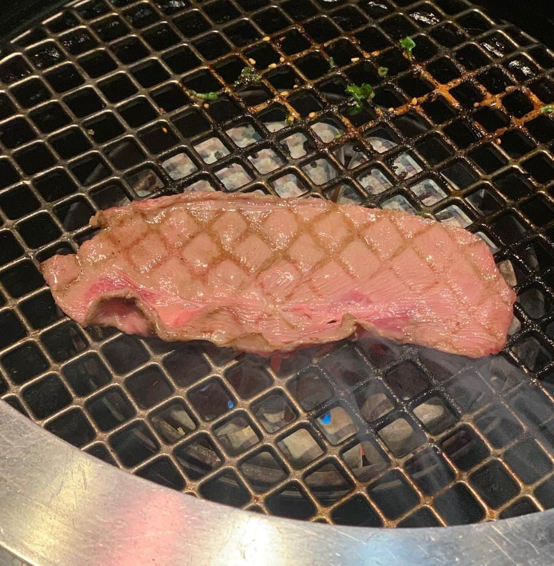 羽瀬萌さんのインスタグラム写真 - (羽瀬萌Instagram)「昨日の続き😊 . 美味しいお肉と素敵メンバーで癒された1日でした😍 動画のお肉がパリピっぽくて出てきた瞬間みんなで爆笑❗️ そして、お肉の裏側も、、w #渋谷焼肉 #焼肉 #焼肉大好き #女子会」3月14日 14時20分 - megugumigumi