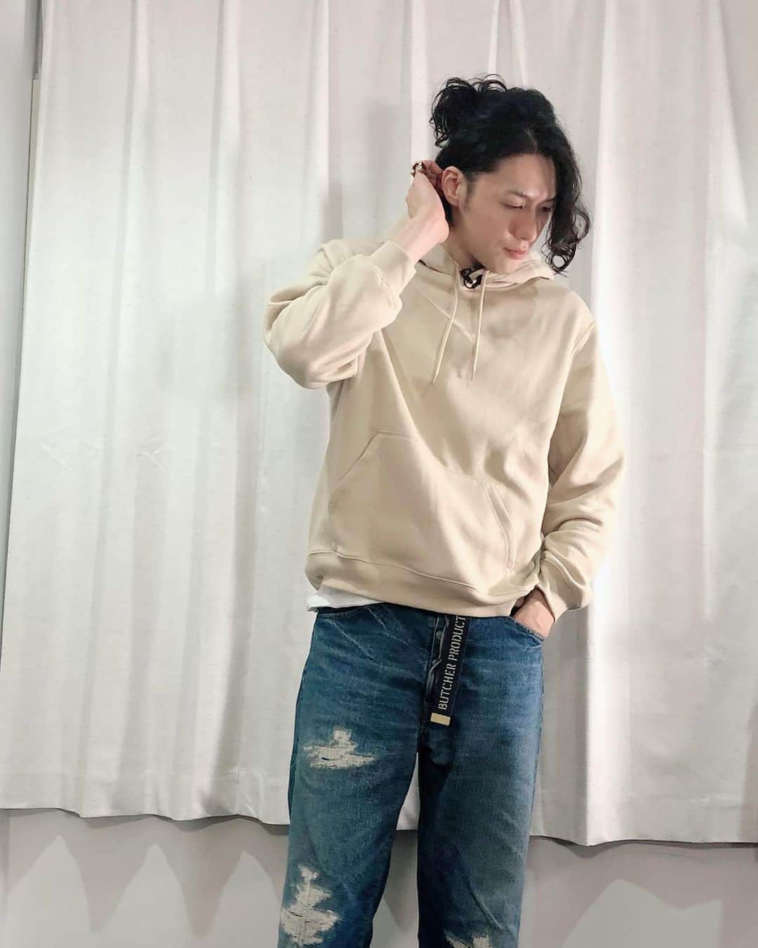 稲垣成弥のインスタグラム：「昨日は「稲垣成弥の他力本願#11」をご視聴くださり、有難うございました！ 次回、4月21日を予定しているのでまた見てください！！ 日常編、難しかった。  #稲垣成弥 #他力本願 #稲垣成弥の他力本願 #ファッション  #ファッションコーデ  #春散歩コーデ #トレンドカラー #キャット&チョコレート日常編」