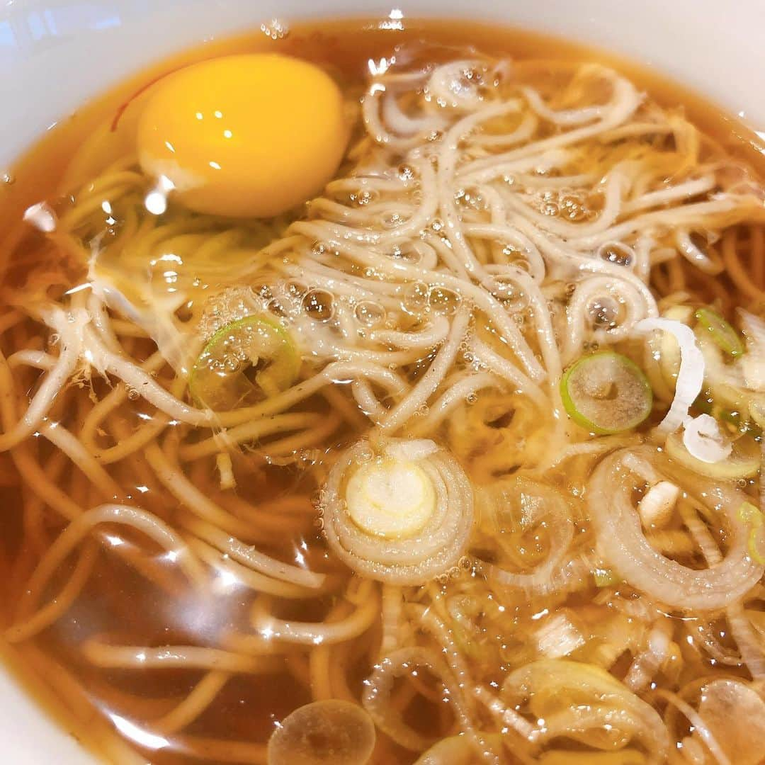 休日課長さんのインスタグラム写真 - (休日課長Instagram)「寒いこんな日は駅の立ち食いであったかい月見そば。 月見の色気よ。」3月14日 14時29分 - kyujitsu_kacho