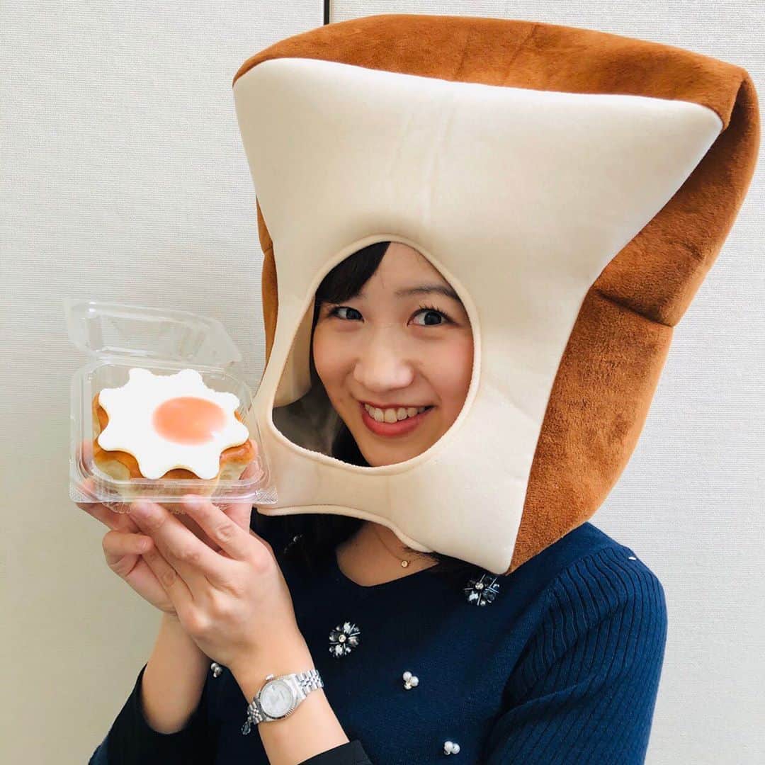 愛媛朝日テレビ アナウンサーさんのインスタグラム写真 - (愛媛朝日テレビ アナウンサーInstagram)「eatアナウンサーの坂口愛美です！💡 . きのうまでの期間限定ということで、パンメゾン松前店で販売して頂いたなるちか！パン🍞 . お陰様で、多くの方にご購入頂きました！本当にありがとうございました🤗 . 私も毎日買いに行きましたが、売り切れで買えない日もあったほど！✨目の前で買ってくださっている方がいらっしゃると、泣きそうなほど嬉しかったです😭✨ . きのうで販売期間は終わりましたが、皆様に重大発表が！！ . なんと！！！！ . 好評だったということで…太陽パンを引き続き販売して頂けることになりました！！✨ . もうしばらく、パンメゾン松前店で味わって頂けます🤗 . 私もまた買いに行くぞー！✨ . #eat #なるちか！ #パンメゾン #坂口愛美 #パン」3月14日 14時22分 - eat_5ch