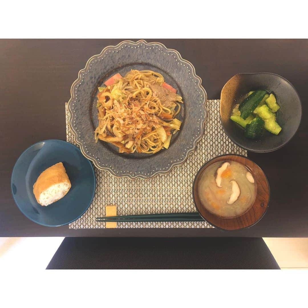 武田華奈のインスタグラム：「. お休みランチ🍴 焼きそばがのびないように急いで撮りました✴︎ うどんに使ったあげがほんのちょっと余っていたのでほんのちょっとご飯を炊いて酢飯をつくり、ゴマいなりにしました𓁉おいしかった〜 きゅうりは袋に入れて好きな大きさにたたきわって𓁄𓁄𓁄 醤油、ごま油、砂糖とすりごま(にんにくも)で無限きゅうりです🥒 あまった具材でさっと作ったお味噌汁を添えていただきました。 炭水化物まつり𓁨🍚 . みなさんはおうちでなにをよく食べますか？🍴 . #ソースは買うのもったいないので #焼きそばだけど #お好みソースアレンジ」