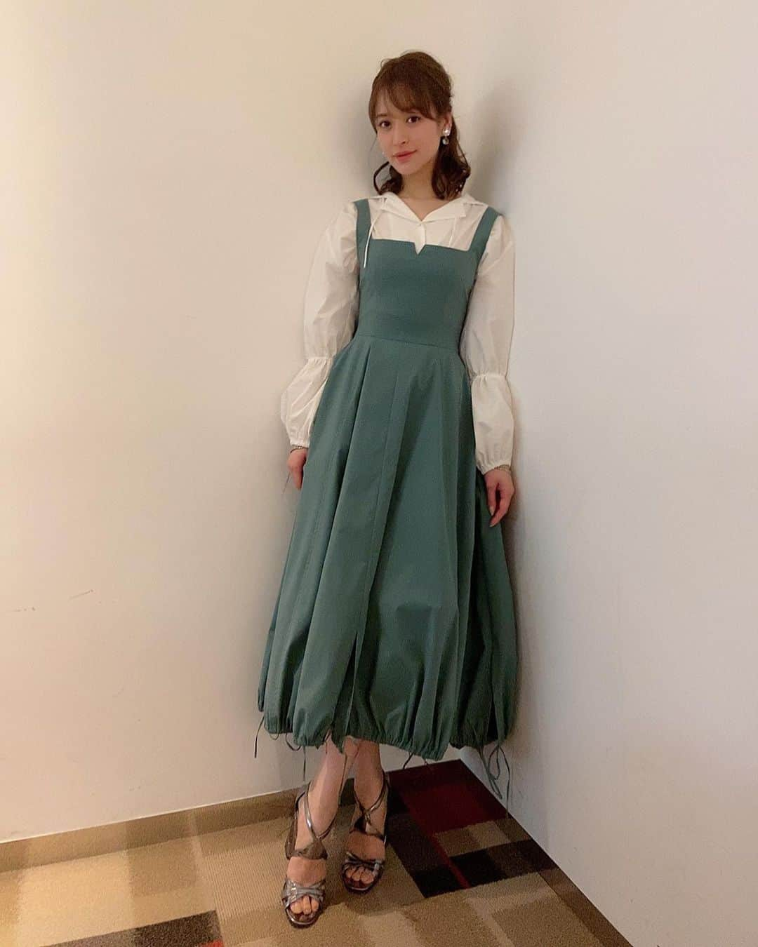 野崎萌香さんのインスタグラム写真 - (野崎萌香Instagram)「明日の「ニノさん」に 出演します🌸🌸🌸 . . .  #306「クイズメーカー」 3月15日（日）12:45～13:15 放送  出題者は解答者の ちょうど７割が正解できるクイズを 出題できるのか？ 今回はそんな“７割”を狙う 『出題者』にスポットを当てる企画に なっています📺  難しすぎて全員不正解でもダメ!  簡単すぎて全員正解でもダメ！ “７割”ちょうどの正解率を目指す、 子供から大人まで楽しめる 新感覚クイズ番組です❣️ . . .  皆さんご覧になって下さい😉  お洋服のクレジットです☺︎ . . . ONE PIECE & shirt @_irene__official_  sandal... @prada  styling by @ayumi__y」3月14日 14時31分 - moeka_nozaki