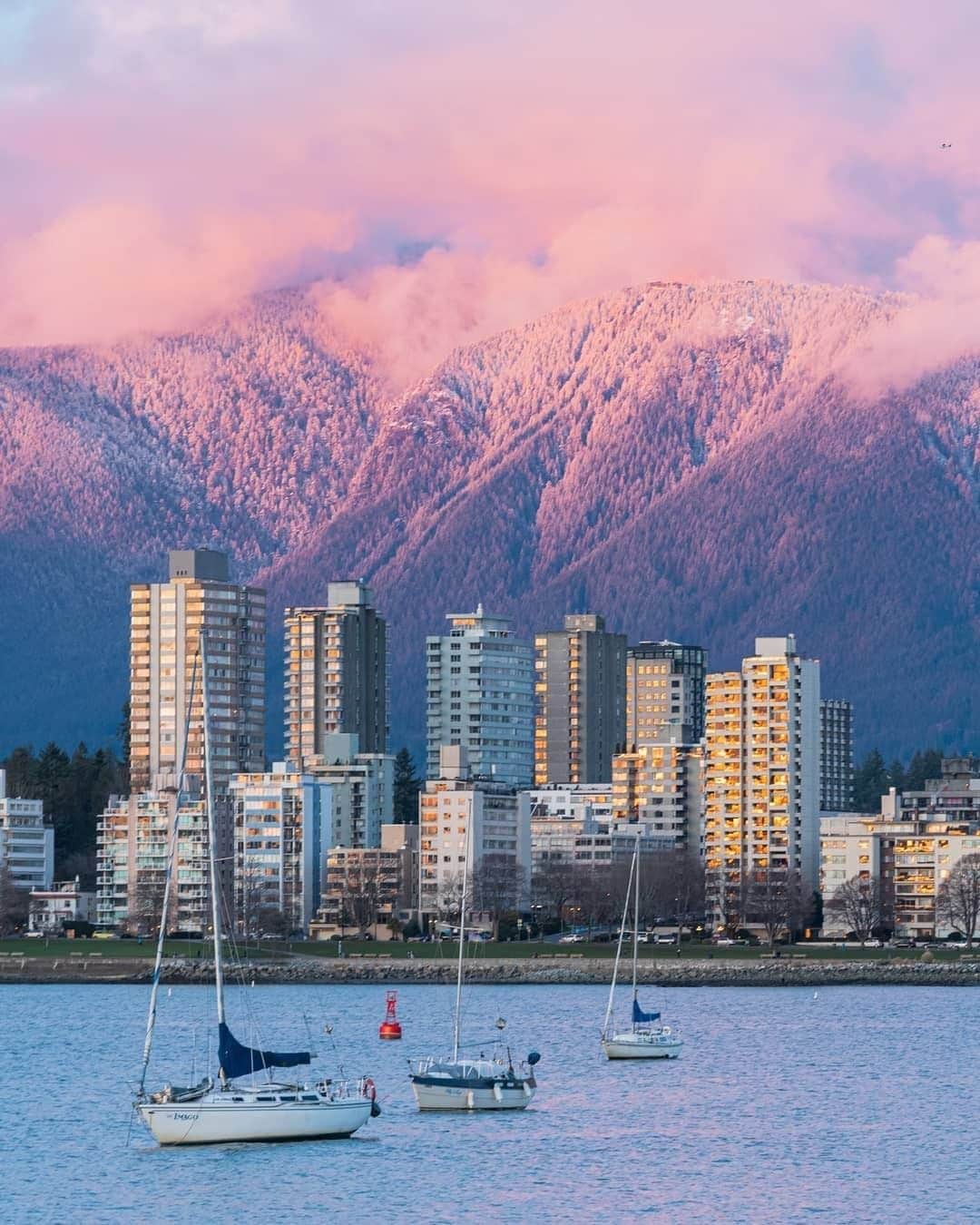 バンクーバー観光局- Tourism Vancouverのインスタグラム：「キツラノビーチから見えるダウンタウンとその背後にそびえる山々の風景は、バンクーバーが自然と都会が融合した美しい場所であることを教えてくれます。⁠ 📷 : @pmc.photos(Instagram)⁠ .⁠ .⁠ .⁠ #カナダ #バンクーバー #Vancouver #旅 #旅行 #女子旅 #旅好き #一人旅 #海外旅行 #トラベル #旅女子 #旅行好きな人と繋がりたい #旅好きな人と繋がりたい #旅行好き #旅行大好き #旅行行きたい #旅に出たい #海外 #旅の記録 #旅の思い出 #旅行記 #旅したくなるフォト #マイトリップ #マイトリ #retrip_global #風景 #世界一周 #ダレカニミセタイケシキ #キツラノ #キツラノビーチ」