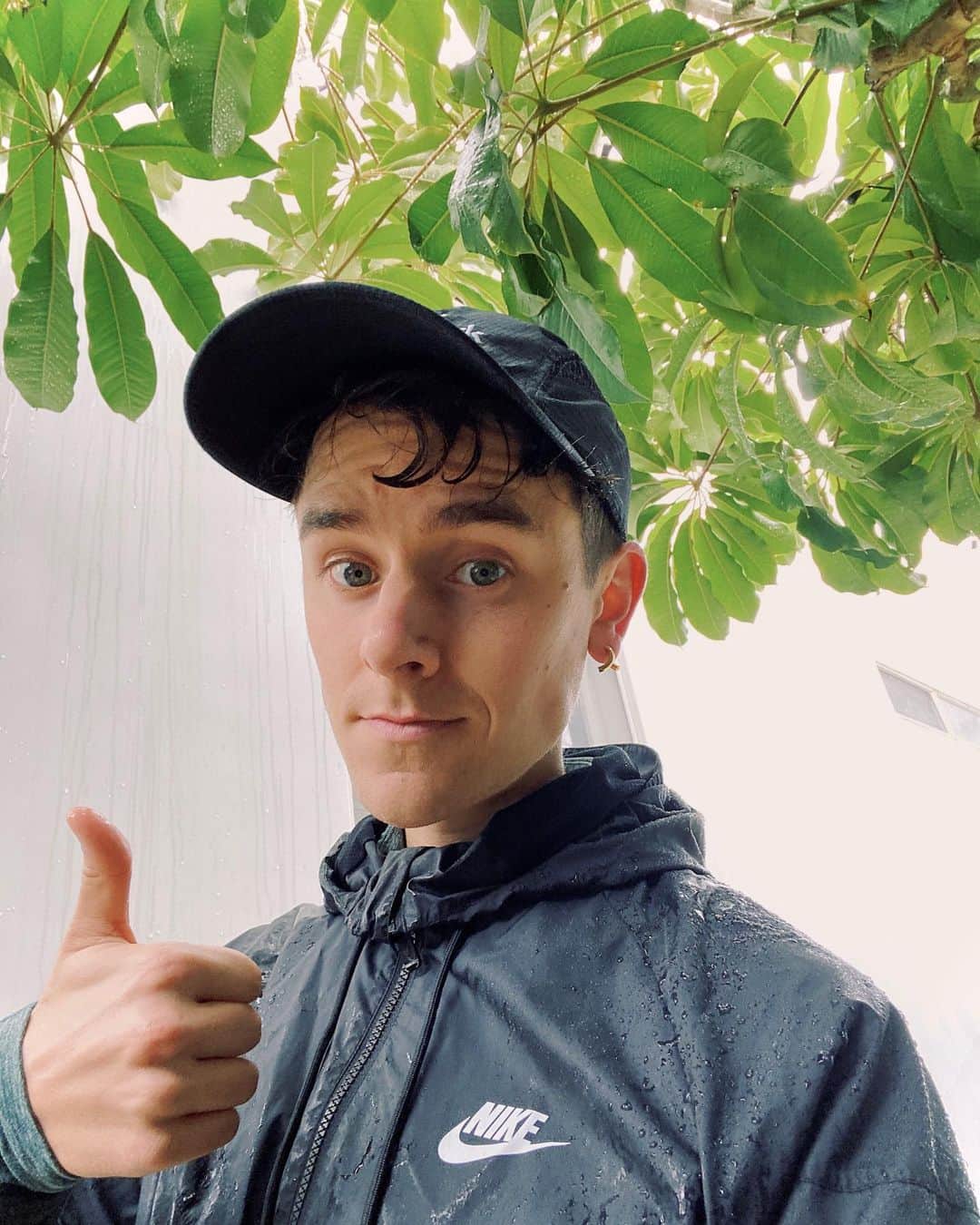 コナー・フランタのインスタグラム：「Does putting down 16 miles alone in the rain count as social distancing?」