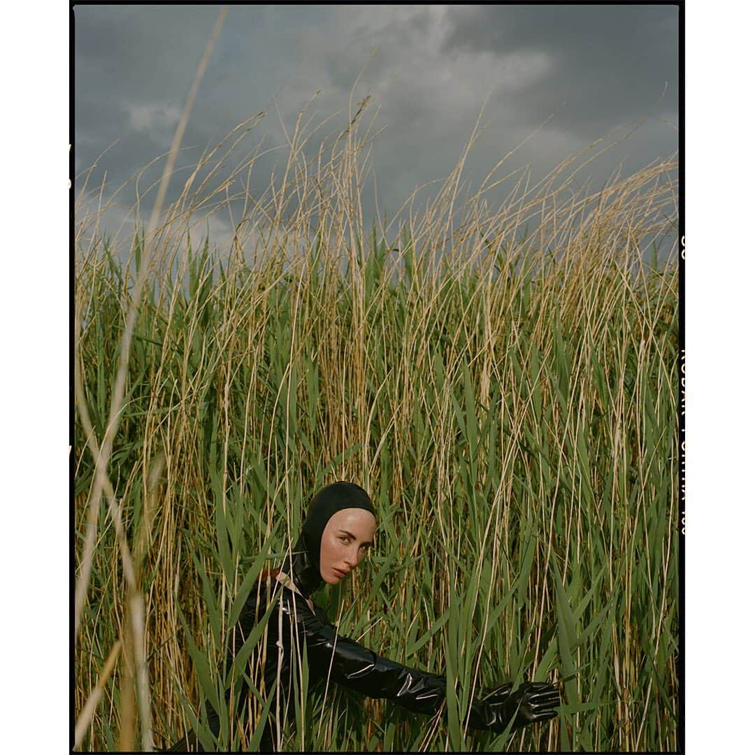 Faith Picozziのインスタグラム：「Dark Cloud 3️⃣ 📸 @filip.milenkovic 👗 @faithpicozzicreative 🎨 @filipandfaith 💥 #latex #redhead #model #fashion #style #editorial #film #120film #mediumformat」