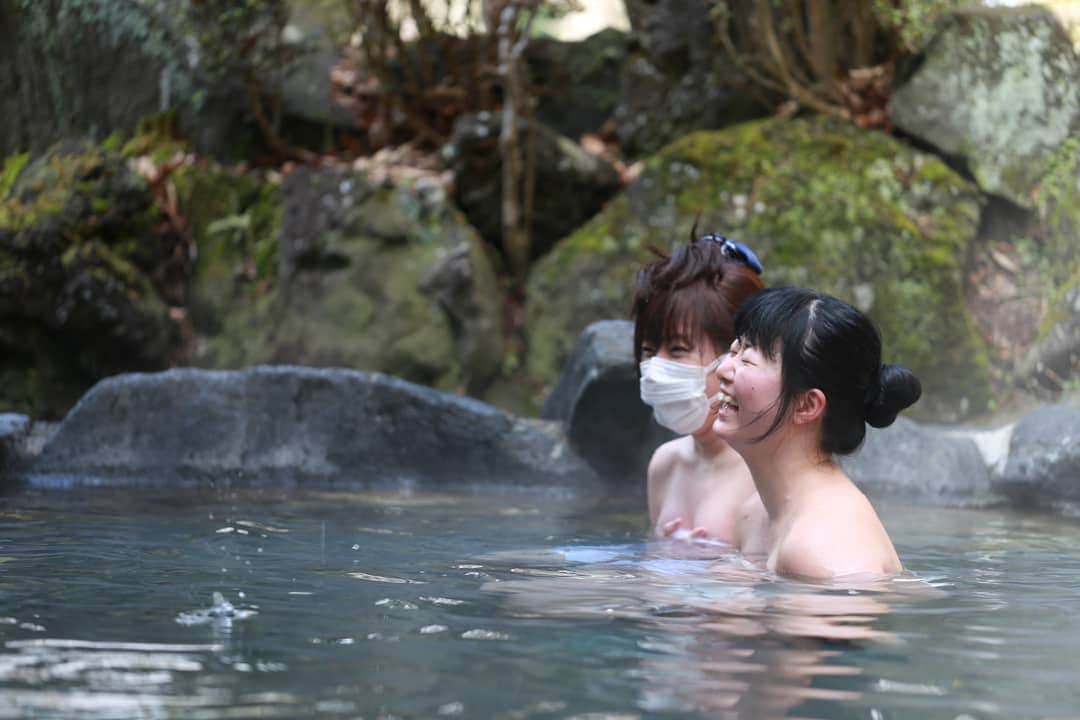 のインスタグラム：「笑った写真ばっかりの温泉旅行です ・ YouTube公開中！ 初のコラボは温泉YouTuberの温泉旅行ロマンチカさん 見てね！ ・ デジタル写真集発売中！ 夢だった写真集の第１弾です♪ しずかちゃんのぽっちゃり混浴温泉記【万座温泉・湯の旅館編】: 恥ずかしいから、そんなに見ちゃだめ！ (LAZY BOOKs) |  https://www.amazon.co.jp/dp/B085QHVT9X/ref=cm_sw_r_tw_apa_i_YL4AEb4JS3N3E ・ 以前出演した TBS番組｢その他の人に会ってみた｣ の総集編で、私の回の再放送が決まりました！ 放送は17日(火)24:11～25:10 見逃した方も一度見た方も是非また見てねー ・ #温泉モデル#しずかちゃん#温泉#混浴#hotsprings#mixbath#旅行#旅#trip#travel#露天風呂 #japan#japanese#girls#女の子#笑顔#smile#ポートレート#タオル１枚#YouTuber#コラボ#温泉旅行ロマンチカ#秘湯#入浴#bathing#bathtime#宮城県#鳴子温泉#鬼首温泉#とどろき旅館」