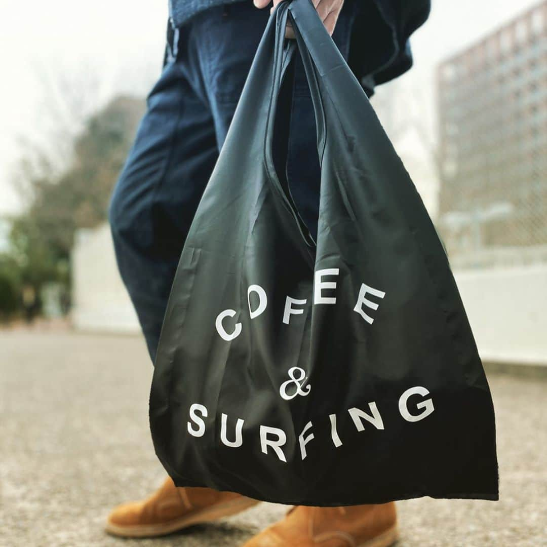 坂口憲二（THE RISING SUN COFFEE）さんのインスタグラム写真 - (坂口憲二（THE RISING SUN COFFEE）Instagram)「◆GOOD MORNING COFFEE‼︎◆ . 【NEW RELEASE】  TRSC COFFEE&SURFING ECO BAG (BLACK)  日本政府はプラスチックごみの削減を目指し、2020年7月からコンビニ等でのレジ袋の有料化を義務付ける事にしました。  現在、国内のレジ袋の使用は年間20万トン程度で、1年間に出る廃棄プラスチックの2%程度とされています。環境負荷への削減効果こそ大きくないですが、「日常的に使うレジ袋を有料化することでプラごみ問題への意識が変わる」という面が期待されます。 .  TRSCはショップコンセプトのひとつに、「COFFEE&SURFING」を掲げています。海を愛するものとして海洋プラスチック問題や地球温暖化問題から目を背ける事は出来ません。  そこでTRSCとして何か出来る事はないかと考え、オリジナルのエコバッグを製作することにしました。半永久的に使用可能、お値段も安く、ブラックボディなので汚れも目立たず、折り畳み可能(収納小袋付き)、そして男女兼用と使いやすさを考えて製作しました。  フロントには「COFFEE&SURFING」ロゴを大きめに落とし込み、多くの方にこのメッセージが伝わるようにという想いを込めました。  販売は本日夕方より店舗及びオンラインストアにて、ご興味のある方はぜひチェックしてみて下さい！  therisingsuncoffee.jp  #coffee #coffeebeans  #coffeeroaster  #coffeelab  #coffeeandsurfing  #coffeetime  #coffeelover  #coffeebreak  #coffeeshop  #coffeestand  #coffeeholic  #coffeehouse  #coffee_inst  #coffeemaker  #coffeeshops  #coffeecoffeecoffee  #coffeenclothes  #coffeeaddict  #coffeeculture  #coffeemorning  #coffeemag #specialitycoffee  #7photo #ecobag  #we #love #ocean  #TRSC」3月14日 7時03分 - therisingsuncoffee