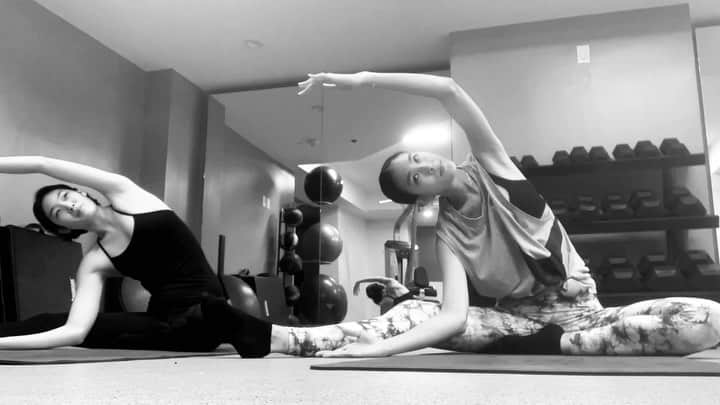 金原杏奈のインスタグラム：「Private yoga training 🧘🏻‍♀️ ２人でYouTube見ながらヨガ。」
