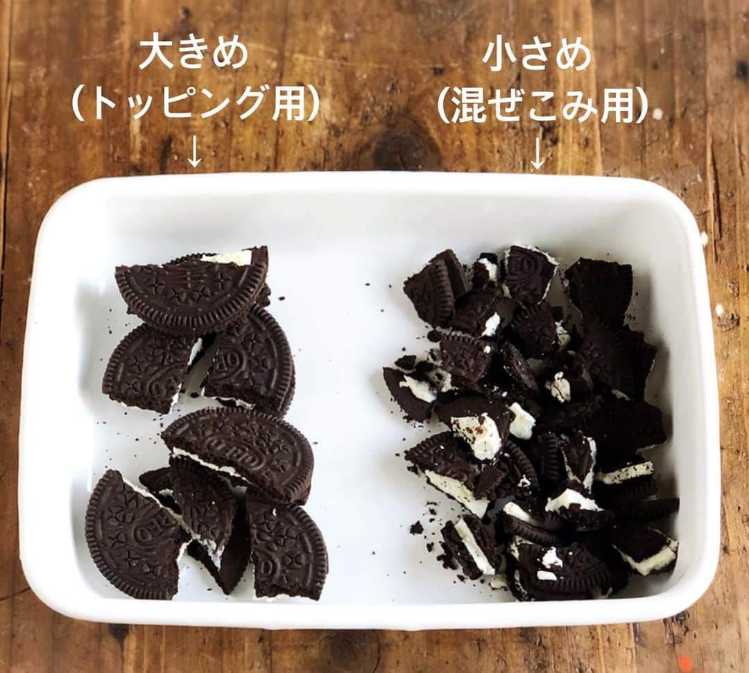 Mizuki【料理ブロガー・簡単レシピ】さんのインスタグラム写真 - (Mizuki【料理ブロガー・簡単レシピ】Instagram)「・﻿ 【レシピ】ーーーーーーーーー﻿ ♡ホットケーキミックスで♡﻿ クッキー&クリームマフィン﻿ ーーーーーーーーーーーーーー﻿ ﻿ ﻿ おはようございます(*^^*)﻿ ﻿ 今日ご紹介させていただくのは﻿ ホットケーキミックス×オレオで作る﻿ クッキー&クリームマフィン♡﻿ バターなし！混ぜて焼くだけ！の﻿ 超簡単お手軽レシピです(*´艸`)﻿ ﻿ オレオの食感とほろ苦さが﻿ しっとり生地と相性抜群♩﻿ 見た目も可愛く仕上がるので﻿ 是非お試し下さいね〜(*^^*)﻿ ﻿ ﻿ ﻿ ーーーーーーーーーーーーーーーーーーー﻿ 【マフィン型1台(6個)分】﻿ ●卵...1個﻿ ●砂糖...大2﻿ ●牛乳...70ml﻿ ●サラダ油...60g﻿ ホットケーキミックス...150g﻿ オレオ...6枚﻿ (あれば)粉糖...適量﻿ ﻿ (準備)マフィン型にグラシンカップを敷いておく。オーブンを180度に予熱する。オレオは3枚を小さめに、もう3枚は大きめに割っておく。﻿ 1.ボウルに●を入れて泡立て器でよく混ぜる。続けてホットケーキミックスと小さめに割ったオレオを加え、ゴムべらでさっくり混ぜる。﻿ 2.型に注ぎ、大きに割ったオレオをのせ、予熱したオーブンで20分焼く。焼けたらアミにのせて冷まし、仕上げに粉糖を振る。﻿ ーーーーーーーーーーーーーーーーーーー﻿ ﻿ ﻿ ﻿ 《ポイント》﻿ ♦︎サラダ油の代わりに、太白ごま油で作っても♩﻿ ♦︎オレオは好みで増量しても♩﻿ ﻿ ﻿ ﻿ ﻿ ＿＿＿＿＿＿＿＿＿＿＿＿＿＿＿＿＿＿＿﻿ ＿＿＿＿＿＿＿＿＿＿＿＿＿＿＿＿＿＿＿﻿ ﻿ 簡単・時短！ 毎日のごはんがラクになる﻿ ✨🦋 【 #Mizukiの今どき和食 】🦋✨﻿ ご予約開始となりました♩(発売日 4月2日)﻿ ＿＿＿＿＿＿＿＿＿＿＿＿＿＿＿＿＿＿＿﻿ ﻿ なるべく少ない材料で﻿ 手間も時間も省きながら﻿ 簡単にできるおいしい和食レシピ♩﻿ 簡単に失敗なくマスターできる一冊で﻿ もっと気軽に、カジュアルに﻿ 和食を楽しんで下さいね(*^^*)﻿ ﻿ ﻿ ーーー ⭐️PART.1 メインおかず ⭐️ーーー﻿ 素材別にレシピをご紹介しています♩﻿ 和食の定番から新定番まで﻿ どれも押さえておきたいメニューばかり。﻿ 肉じゃがはフライパンで！﻿ 焼き豚はレンジで！﻿ ぶり大根は切り身を使って手軽に作ります♩﻿ ﻿ ーーー ☘️PART.2 サブおかず ☘️ーーー﻿ 年中手に入るお手頃野菜と﻿ 乾物や大豆、こんにゃくなどを使った﻿ 副菜レシピをたっぷり掲載！！﻿ 普段SNSではメインおかずばかりなので﻿ 本では副菜にも力を入れています(*^^*)﻿ ﻿ ーーー 🌸PART.3 ごはんと汁物 🌸ーーー﻿ ささっと作れる丼と麺、﻿ みんなで食べたいいなり寿司や﻿ 手巻きごはんもご紹介！﻿ 複数の炊き込みごはんと﻿ 味噌汁&和風スープも盛りだくさん！﻿ ﻿ ﻿ 各レシピのポイントは﻿ 【写真付きで丁寧に解説】﻿ 副菜レシピもたっぷりなので﻿ 【メインページに副菜メモもつけました】﻿ ＊このメインにはこの副菜が合いますよ〜﻿ という献立の提案です(*^^*)﻿ 【その他コラムも充実】﻿ 全127品中ほぼ全て﻿ 【本だけのレシピです！】﻿ ﻿ ＿＿＿＿＿＿＿＿＿＿＿＿＿＿＿＿＿＿＿﻿ ﻿ ﻿ ｟🎁予約プレゼント企画のお知らせ🎁｠﻿ ﻿ 新刊【今どき和食】をAmazonで予約し﻿ インスタに写真をアップして下さった方に﻿ 抽選で(20名様) ''お米''を﻿ プレゼントさせていただきます☆﻿ (応募方法は写真をご覧下さい♩)﻿ ﻿ ＿＿＿＿＿＿＿＿＿＿＿＿＿＿＿＿＿＿＿﻿ ＿＿＿＿＿＿＿＿＿＿＿＿＿＿＿＿＿＿＿﻿ ﻿ ﻿ ﻿ ﻿ レシピ本/ブログはこちら↓﻿ (@mizuki_31cafe )﻿ ﻿ ﻿ ﻿ ﻿ #マフィン#オイルマフィン#バターなし#春休み#お菓子#おやつ#Mizuki#簡単レシピ#時短レシピ#節約レシピ#料理#レシピ#フーディーテーブル#おうちごはん#おうちカフェ#デリスタグラマー#料理好きな人と繋がりたい#料理ブロガー#おうちごはんlover#マカロニメイト#器#foodpic#follow#cooking#recipe#lin_stagrammer#クッキーアンドクリームマフィンm」3月14日 7時10分 - mizuki_31cafe