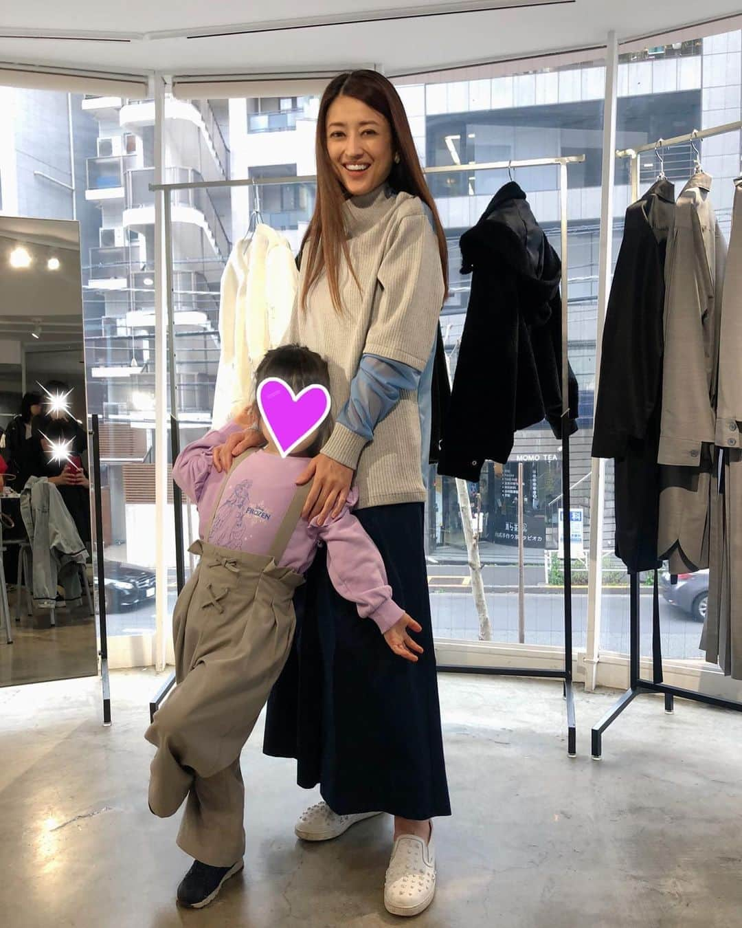 小沢真珠さんのインスタグラム写真 - (小沢真珠Instagram)「昨日上の娘とCHERIEの展示会に行ってきました。どれも可愛くて届くのが楽しみ♪デザイナーのあきちゃんと久しぶりに会えて嬉しかった❤︎ #cherie#cherietokyo#シェリー#2020fw #展示会#exhibiton#秋冬#fashion #5歳#アナ雪コーデ#コズレ#ママリ#親バカ部#姉妹ママ#女の子ママ#ベビフル#sisters#instakids」3月14日 7時42分 - maju_ozawa