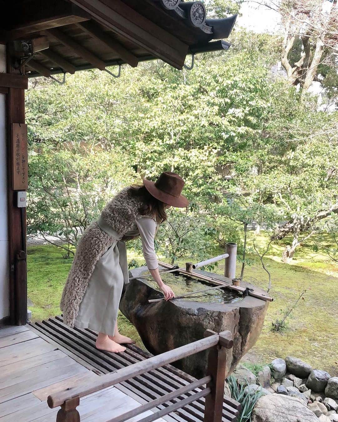 マキさんのインスタグラム写真 - (マキInstagram)「おはようございます😃 今日は朝から雨模様ですが、素敵な週末　をお過ごし下さいね😊 . 先日の京都pic コーデも載せたけど、京都の素敵な庭園なども動画載せたから見てね😊 . 京都最古の禅寺　建仁寺 建仁寺の天井に描かれた双竜、風神雷神図は圧巻の強さを感じるぐらい迫力がありましたよ。 . それとは真逆な日本庭園は古都京都の趣きを感じ静寂な場所で静かに見ていたい景色でした😊 . その後に、京都長岡京の目の観音様で有名な柳谷観音に向いました。 . ここは花手水が有名でもあります 今の時期は、薔薇🌹でした。 期間限定でお花も変わるみたいですので、また紫陽花の時期にも行ってみたいなあ。 . 古い階段を登った先には、見下ろす日本庭園が見れて、日本文化良さを感じれる素敵なお寺でした😊 . ついでにこの日のコーデ ニット　#theory コート　#amerivintage  パンツ　#junashida パンプス　#sergiorossi  バック　＃beautage 帽子　#セレクトショップ . 何度訪れても京都素敵な場所だなあ… . 今日も笑顔で素敵な一日を😊 . いつもいいね👍コメント📝 ありがとうございます♥️ . . #京都観光 #京都お寺巡り #長岡京#花手水#薔薇#建仁寺#双竜#日本庭園 #いつかのコーデ＃amerivintage  #sergiorossi #theory#junashida  #日本文化#静寂な時間 #静寂な空間  #お洒落さんとつながりたい #洋服好きな人と繋がりたい #京都大好き#紫陽花見たい＃アラフィフ#アラフィフ女子#笑顔 #感謝 #ありがとう」3月14日 8時01分 - maki_s0205