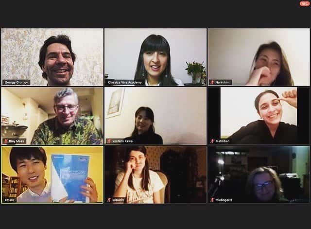 のインスタグラム：「It was great to see you all at the online meeting yesterday! Thanks all for joining us and thanks Maria and Georgy for having me! Although it was my first experience, I enjoyed doing it very much, and I hope all the participants enjoyed as well.  I talked how to train mental in the meeting and introduced the book of Five rings by Musashi Miyamoto, who said the importance of keeping one's mind calm and flexible in fight (or in competition). Well today, I heard that my upcoming five concerts have been cancelled due to the latest government regulation with Covid-19 in France and Germany. I was of course sad, but immediately thought what I could do now.. I've been practicing (more than 2 hours a day! ;)) programs that I was looking forward to presenting. So I thought maybe I could record them somewhere, and wrote to my manager, a friend piano technician and a friend engineer.  I don't know if it will happen, but at least I'm already on a positive moving wave. :) Stay safe and healthy, everyone!! ． ． 昨日のオンラインミーティング、夜中にも拘わらず日本からも参加してくださった方、有難うございました！初めてのことでしたが、楽しかったです。 宮本武蔵の「五輪書」を紹介し、どのようにメンタルを鍛えるか話しましたが、今日私は５つのコンサートキャンセルが知らされ、ショックも受けましたが、すぐに次に何ができるかを考え、弾く予定だったプログラムをレコーディングできないか、行動に移しました。 実現するか分かりませんが、既に前向きになっています。 皆様、どうかご無事でいてください！  #coffeewithwinners #onlinemeeting #positiveenergy」
