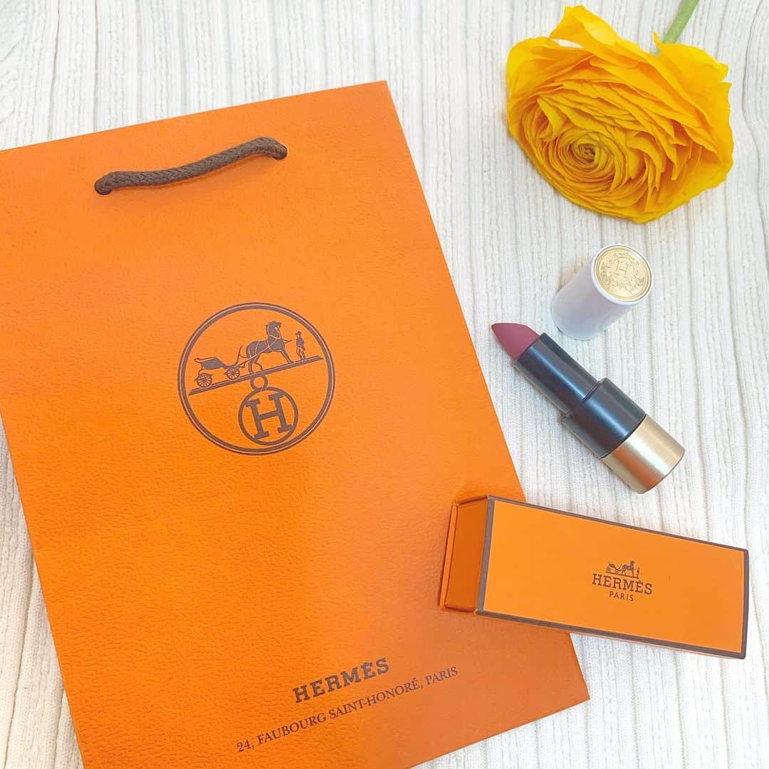 筒井萌子のインスタグラム：「* エルメス初のビューティーライン✨ 気になって１つゲットしました◡̈♥︎ ま・じ・でめっちゃ良い🥺！！！ マットなのに乾燥しなくて潤うし サラッとした塗り心地𓃟ﻌﻌﻌ❤︎ フタ部分も磁石になってて開閉しやすい♪ レフィルだけで購入できるようになるみたいで それもまた嬉しい♪他色も欲しい💕  こだわり抜いて作られた#ルージュエルメス に感動したꪔ̤̮ 1日100名しか買えないので朝から整理券求めて並んでる みたい！私も一番欲しい色は売り切れでした◡̈⃝︎⋆︎ ・ ・ #筒井萌子 #女優 #actress #モデル #model #岡山  #shooting #instagood #instalike #converse #撮影 #followme #instalike #ゴルフ #ゴルフ女子 #ゴルフコーデ #골프 #좋아요반사 #좋아요그램 #좋아요환영 #데일리그램 #패션 #오오티디 #카페 #ルージュエルメス #hermes」