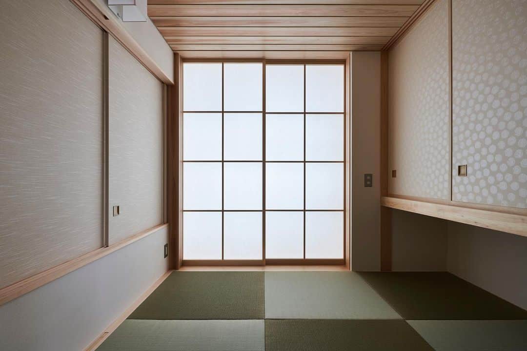 Yasuhiro Arimuraさんのインスタグラム写真 - (Yasuhiro ArimuraInstagram)「障子を通して光が入ってくる和室。完全に光を遮るのではなく、優しい光にして室内へ届けてくれます。カーテンもいいですが、障子の雰囲気もいいですよー ---------------------------------------------------- more photos... 👉 @yasuhiro.arimura ---------------------------------------------------- #住まいず #sumais  #注文住宅  #家づくり #マイホーム  #マイホーム計画 #木の家 #福島県 #住まい #新築 #畳  #鹿児島 #霧島市 #工務店  #工務店がつくる家  #工務店だからつくれる家  #福島市  #木の家  #自然素材 #デザイン  #暮らし #暮らしを楽しむ #シンプルな暮らし #丁寧な暮らし #和室  #収納 #田舎暮らし #wisescape #instahouse」3月14日 8時29分 - yasuhiro.arimura