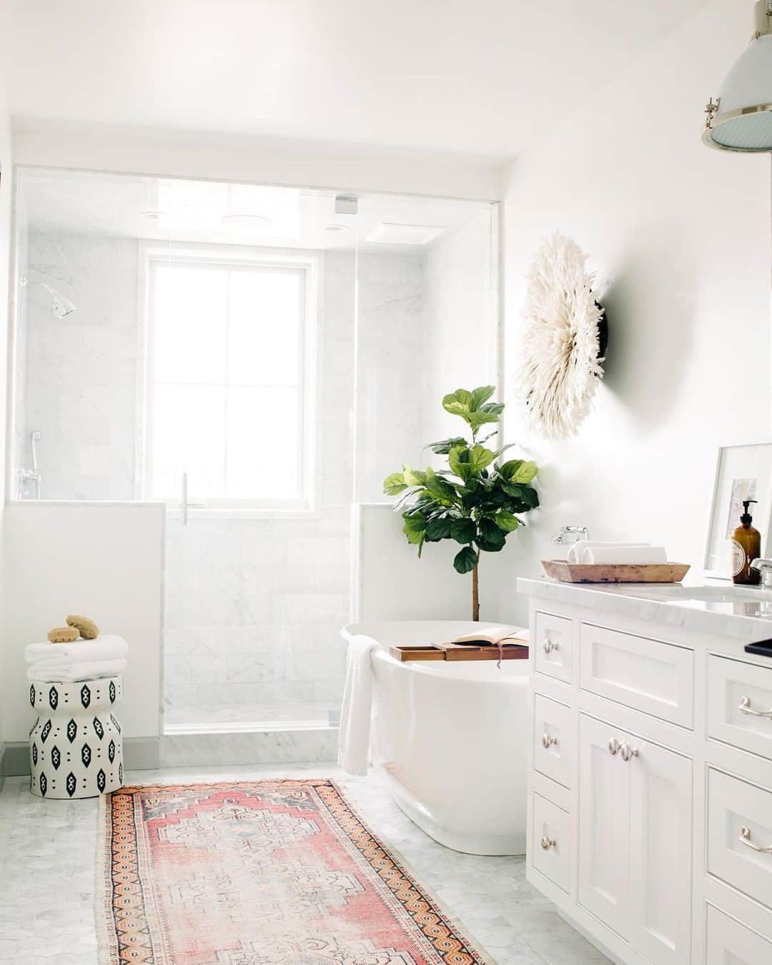 マーサ・スチュワートさんのインスタグラム写真 - (マーサ・スチュワートInstagram)「The clean, airy feel of this bathroom provides the perfect excuse to wind down this weekend and spend some time having a relaxing soak. “We kept the color palette neutral and bright here with Carrara marble and white paint throughout," says interior designer @klinteriors. "It feels elegant, but not too serious. A freestanding tub is our nod to a traditional farmhouse and oversized hanging pendants are an unexpected nod to the home's proximity to the ocean." Check out the full tour of this California home at the link in bio. 👆🏼📷: @laurenpressey」3月14日 8時41分 - marthastewart