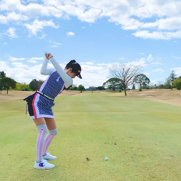 筒井萌子のインスタグラム：「* もうちょっと右かな〜？のショット◡̈⃝︎⋆︎* 未だにフェアウェイウッドが使えなくて UTに大変お世話になってます𓃟ﻌﻌﻌ❤︎ wear: @archivio.official ꪔ̤̮💕 ・ #筒井萌子 #女優 #actress #モデル #model #岡山  #shooting #instagood #instalike #converse #撮影 #followme #instalike #ゴルフ #ゴルフ女子 #ゴルフコーデ #골프 #좋아요반사 #좋아요그램 #좋아요환영 #데일리그램 #패션 #오오티디 #카페 #アルチビオ  #アルチビオカップ #archivio #archiviocup #v12 #callaway」