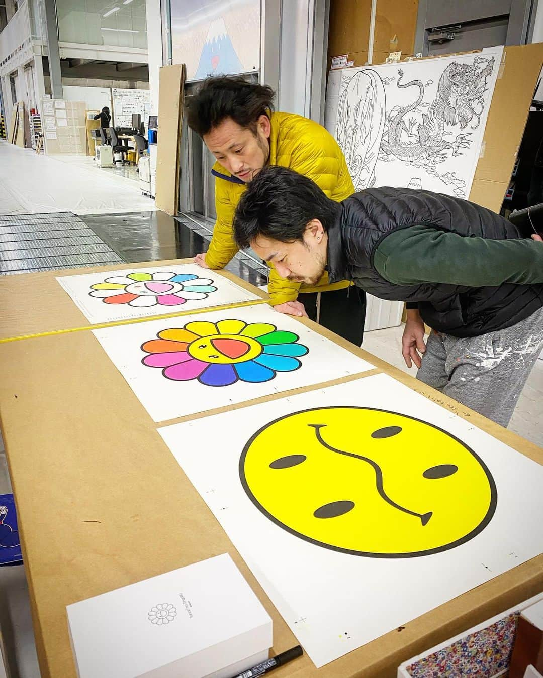 村上隆さんのインスタグラム写真 - (村上隆Instagram)「Now,we making inhouse prints. This Flower design things first sells at some KYOTO place soon.」3月14日 8時57分 - takashipom