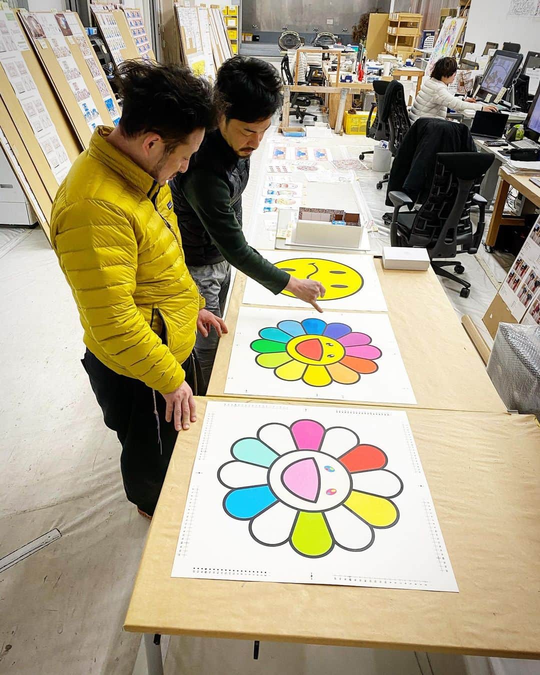 村上隆さんのインスタグラム写真 - (村上隆Instagram)「Now,we making inhouse prints. This Flower design things first sells at some KYOTO place soon.」3月14日 8時57分 - takashipom