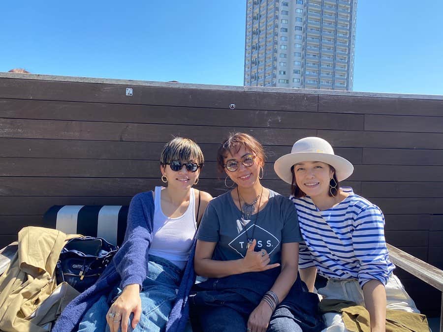 のインスタグラム：「ㅤㅤㅤ 太陽さんさん☀️☀️☀️ 太陽の似合うねーさまたちと❤️ マジ暑すぎて焦げた。笑 ㅤㅤㅤ 父のエピソードも、しかと伝えておきました。 (お二人のことを「俺のお気に入り」と言った父。何様だ。笑)」