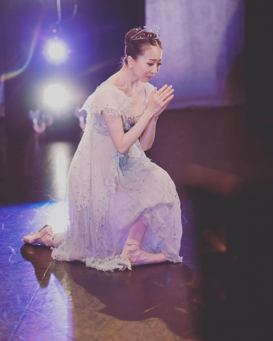 加治屋百合子さんのインスタグラム写真 - (加治屋百合子Instagram)「My heart has been aching to see so many performances has been cancelled all over the world. After the difficult decisions made yesterday by Mayor Turner and Judge Hidalgo, @houstonballet has decided to cancel this month’s performances and the tour to New Orleans. I hope and pray for the situation to get solve soon. Stay healthy everyone, sending lots of love.  世界中でたくさんの公演がキャンセルになり、関係者の方々、公演を楽しみにしていらしたお客様の事を思うと苦しい思いでおります。ヒューストンバレエでも新型コロナウイルスの感染拡大を防ぐため昨日オープン予定であったミックスプログラム全6公演とニューオリンズへのツアーがキャンセルとなりました。 少しでも早く今の状況から収束出来ること、そして皆さんの健康を祈っています。Love, Yuriko  Photo by Brian William Waddell #pray #ballerina #art #sad #staystrong #staypositive」3月14日 9時00分 - yuriko_kajiya